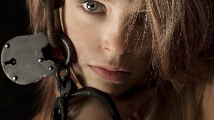 Девушки закованные в цепи