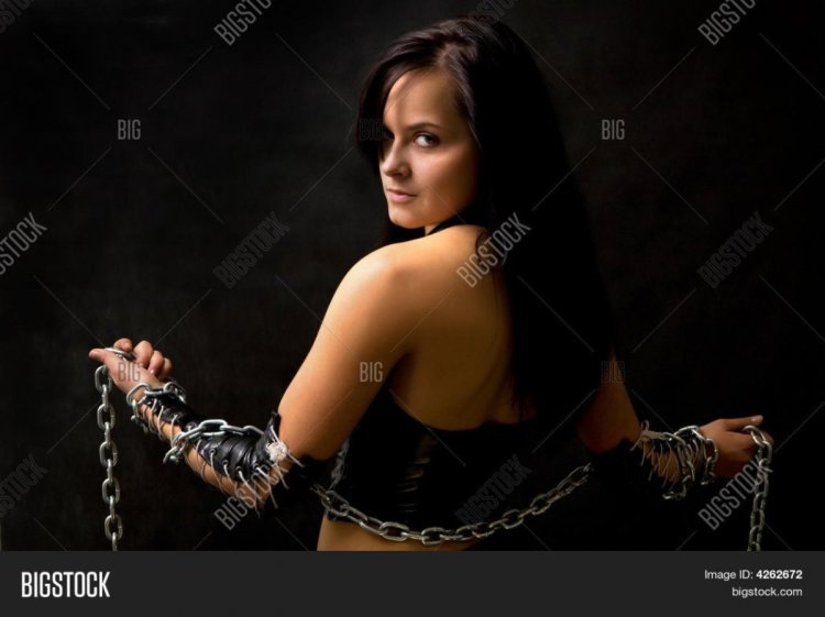 Рабыня в оковах