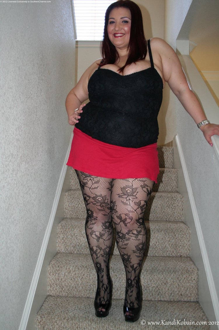 Пожилые толстушки в мини юбках