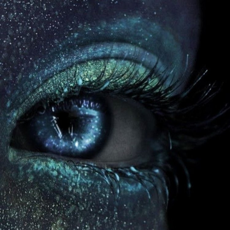Глаза на черном фоне