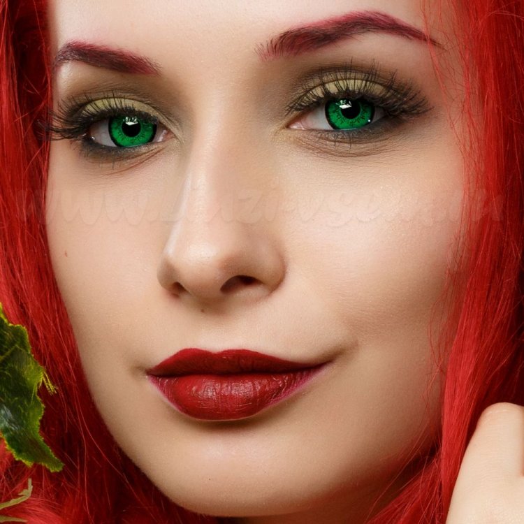 Ярко зелёные глаза у девушки