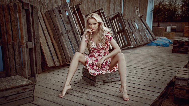 Яна Ляхович босиком