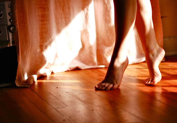 Ноги девушки на цыпочках