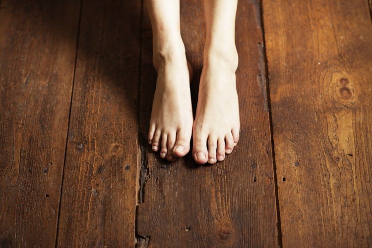 Женские ступни на полу