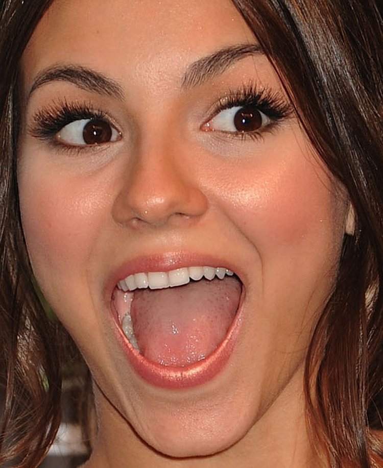 Виктория Джастис открытый рот