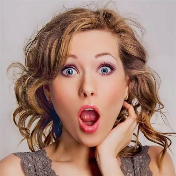 Удивленная женщина с открытым ртом