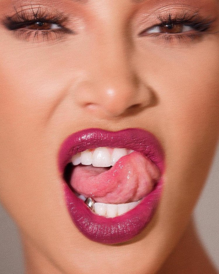 Открытый женский рот