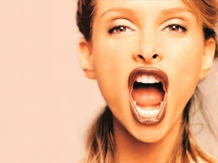 Открыла рот от удовольствия