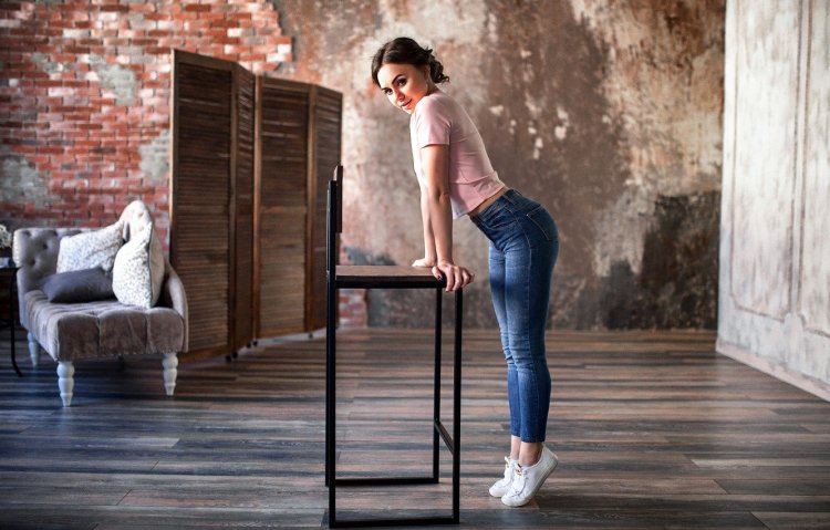 Фотосессия в джинсах в студии девушки