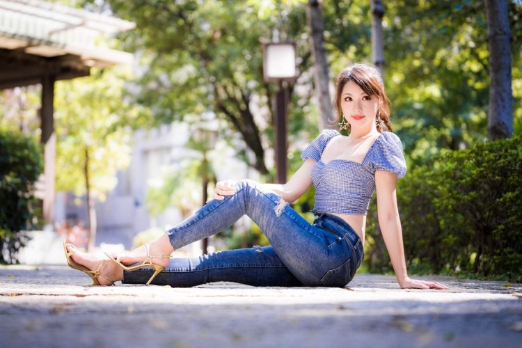 Фото девочка в джинсах