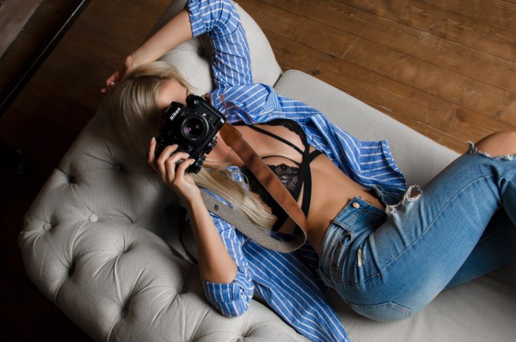 Фотосессия в джинсах и лифчике в студии