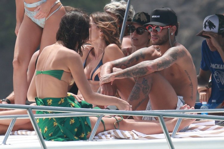 Бруна Маркезини в купальнике