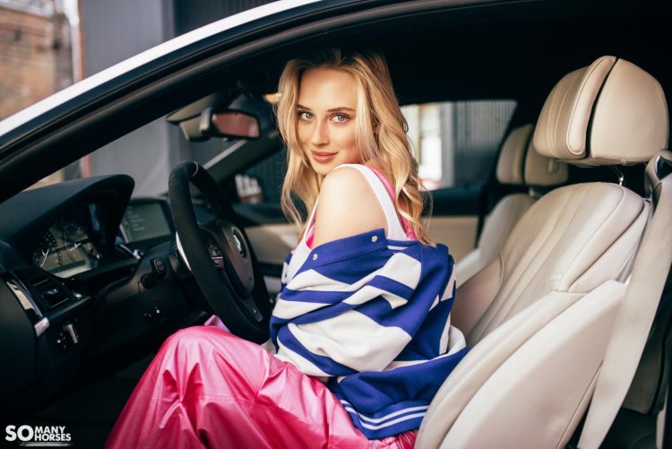 Блондинка дриве ангелина