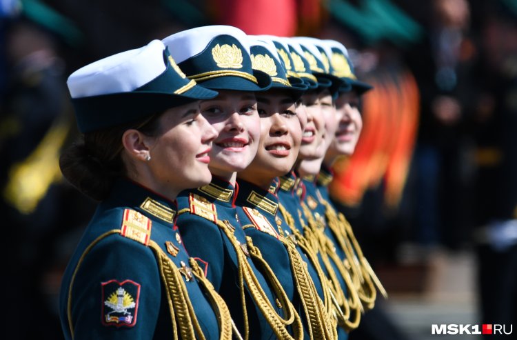 Женщина на российском военном параде