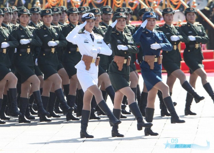 Женские ноги на параде