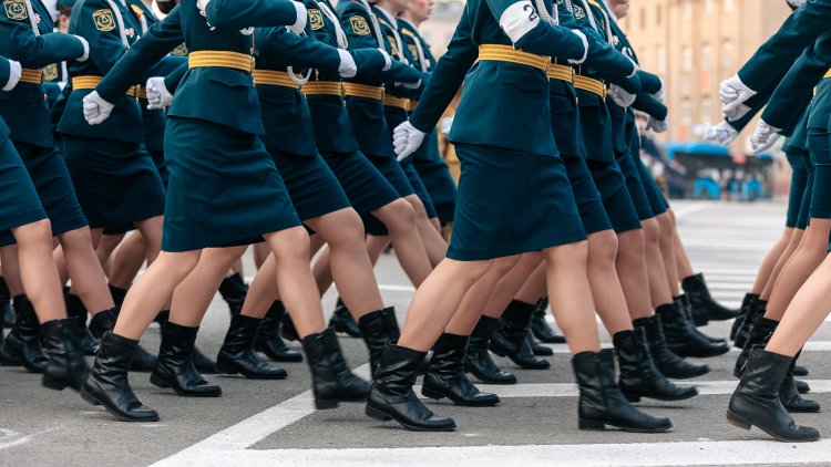 Девушки на параде