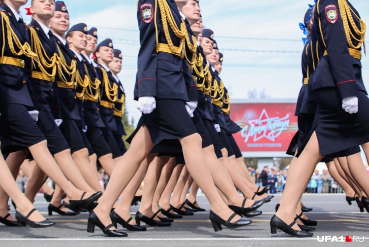 Девушки на параде 9 мая