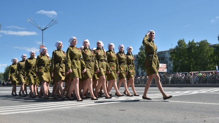 Девушки на параде