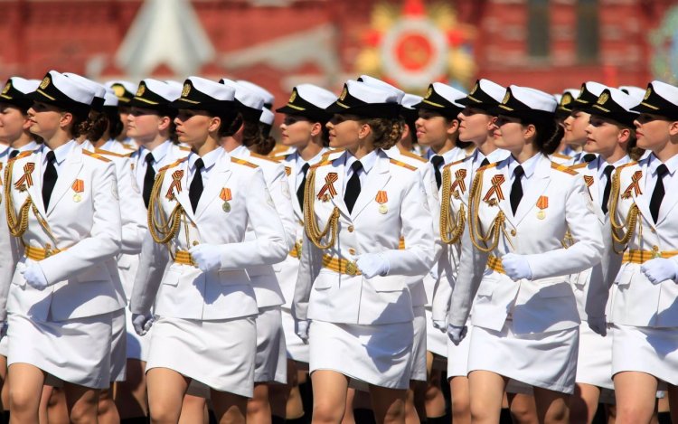 Девушки на параде