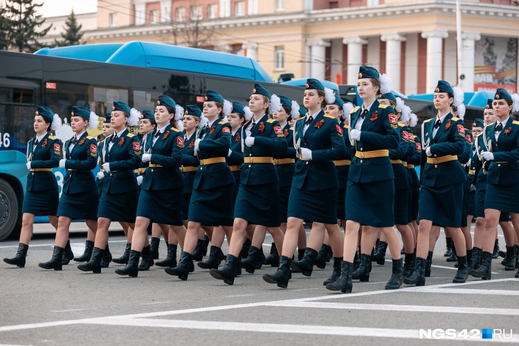 Девушки на параде