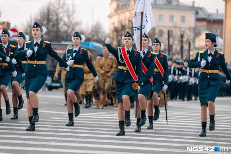 Девушки на параде
