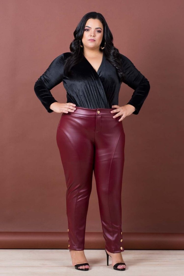 Блестящие кожаные брюки сайз плюс