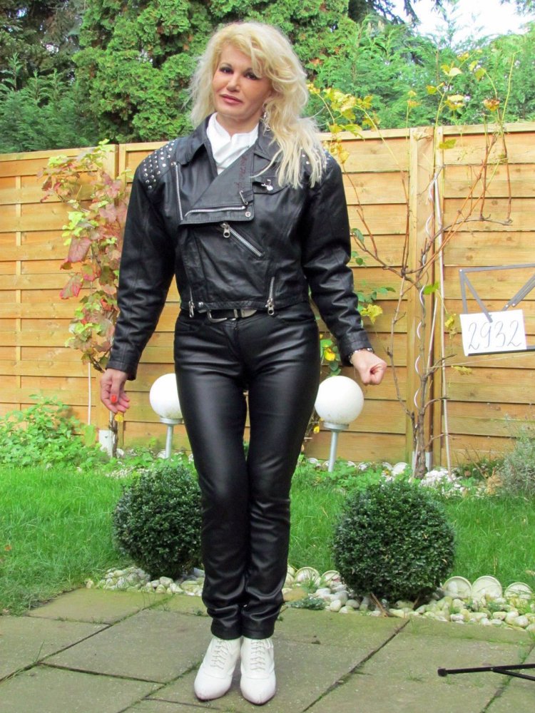 Пожилая женщина в кожаных брюках