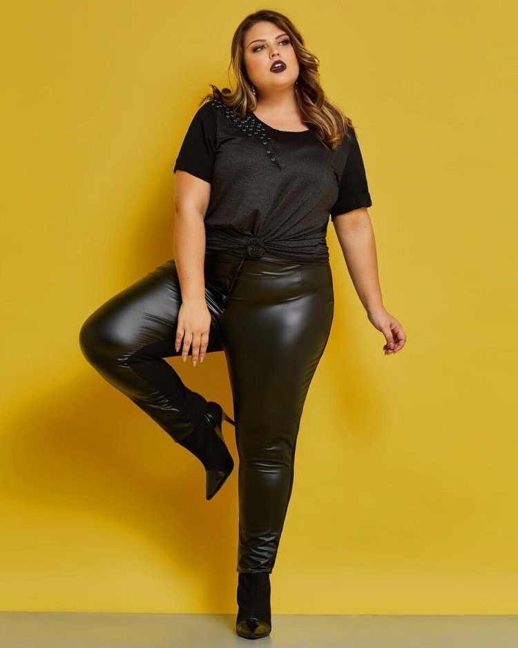 Плюс сайз Тая Кристиан в сапогах