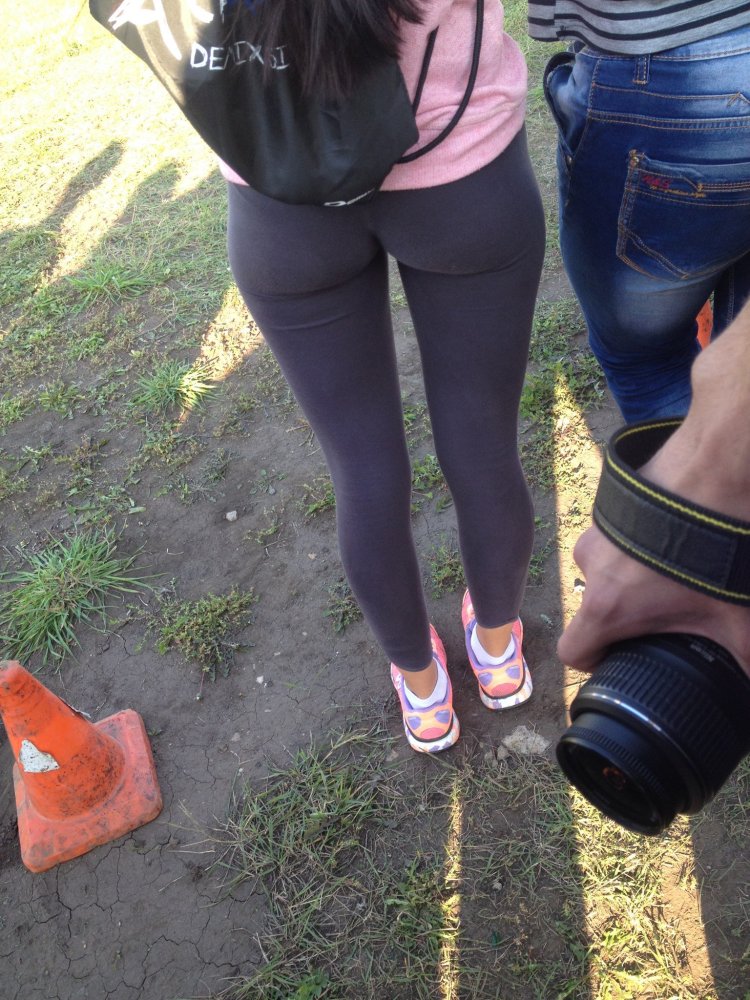 Сливы девочка в леггинсах