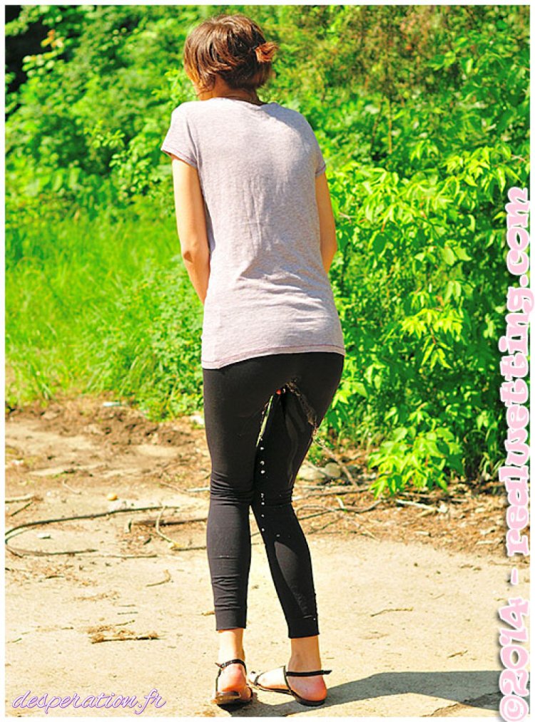 Красиво описалась в леггинсах