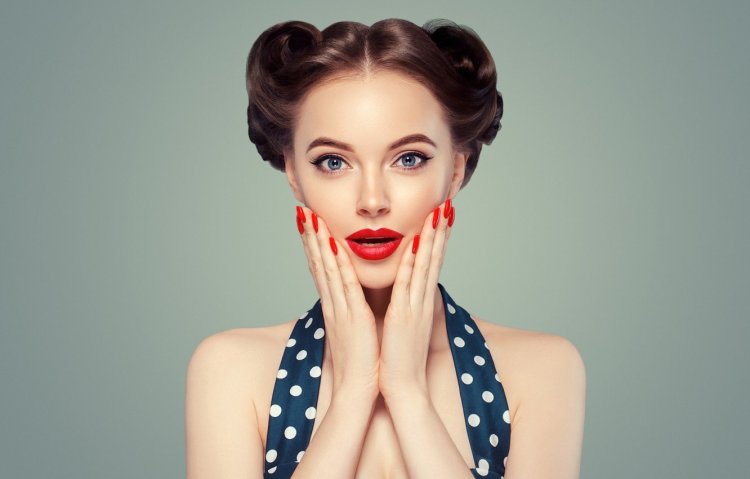 Удивленная девушка с маникюром