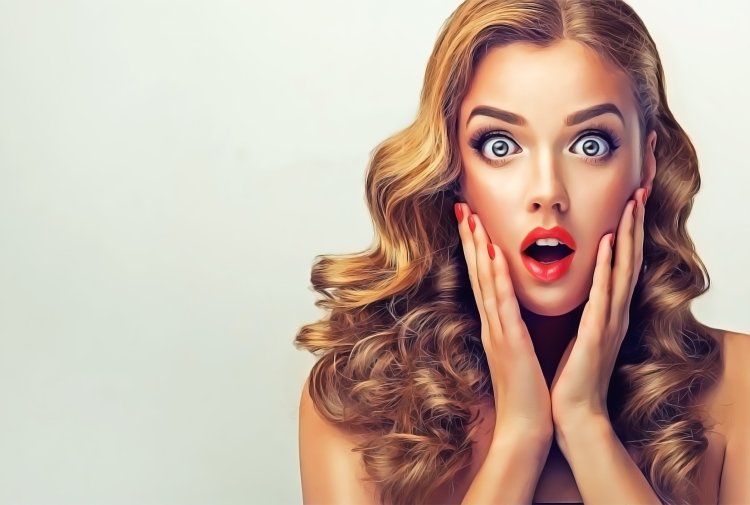 Красивая девушка удивление