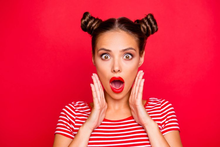 Красивая девушка в шоке