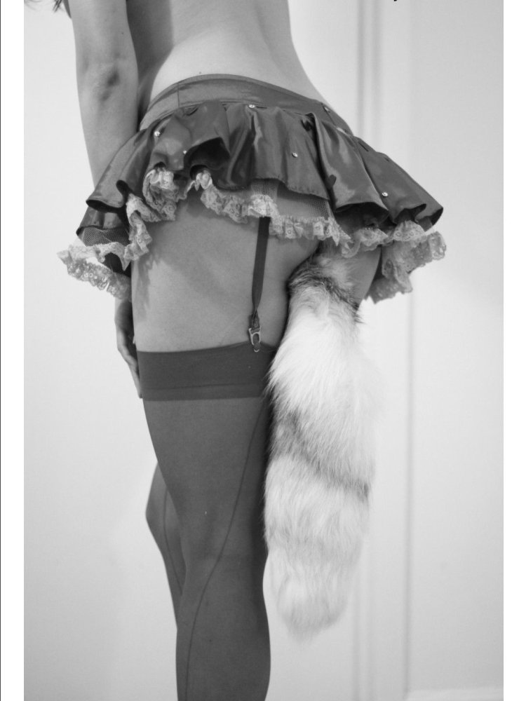 Девушка с анальным хвостиком