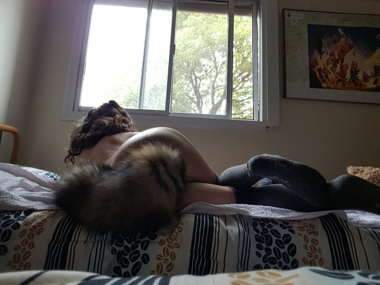 Девушка с хвостом лисы пробка