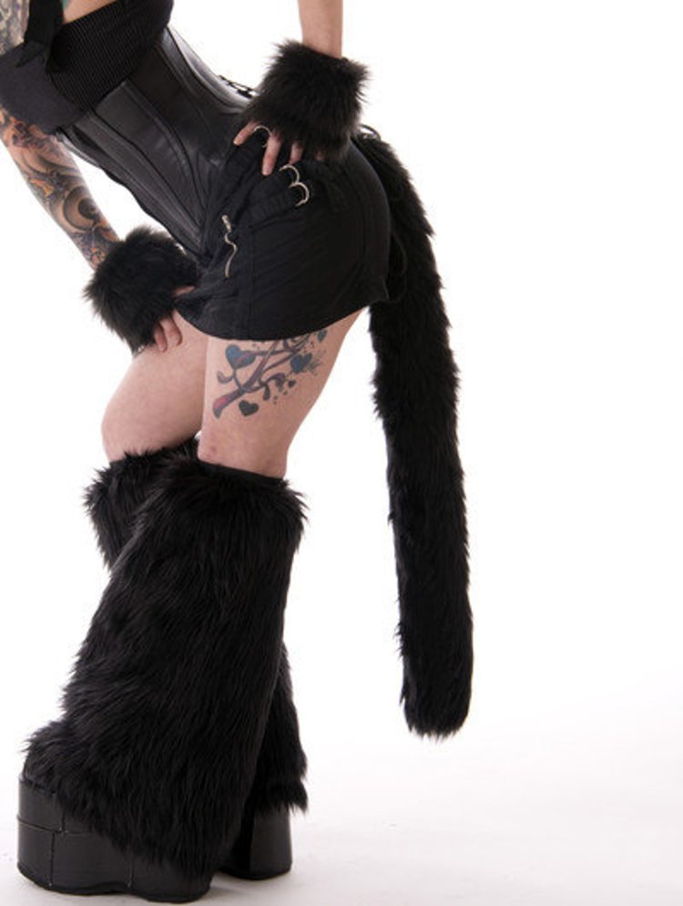 Девушка с хвостом кошки