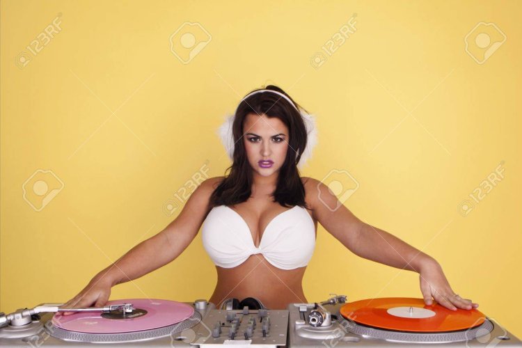Диджей в бикини