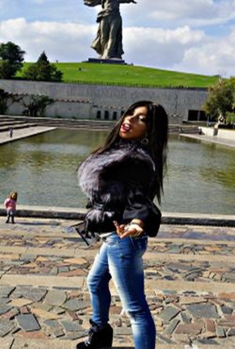 Мамаев Курган красивая девушка