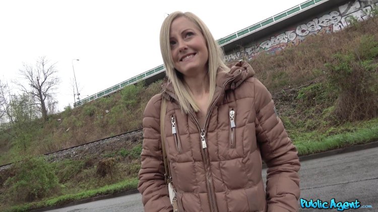 Публик агент блондинка
