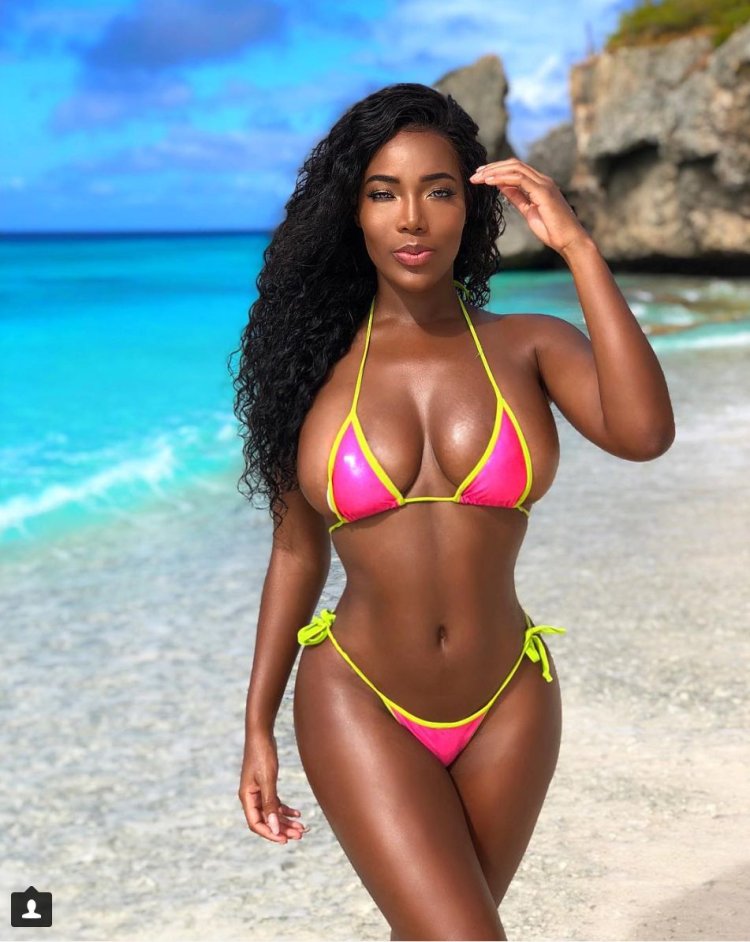 Monifa Jansen бикини