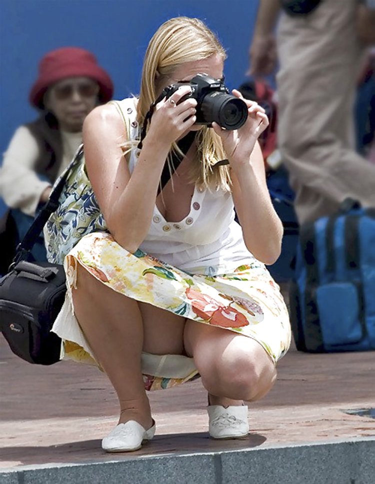 Женщина присела на корточки