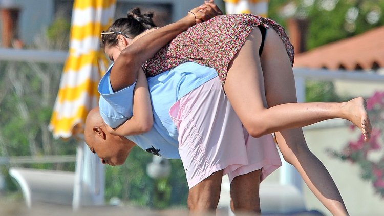 Задрала ноги