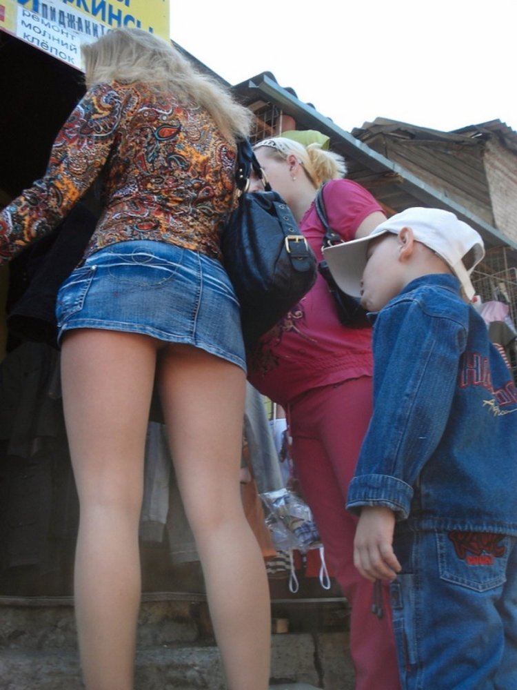 Мини юбка подглядывания