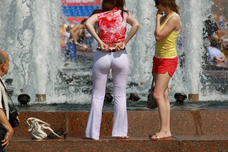 Подсмотренное девушки на улице