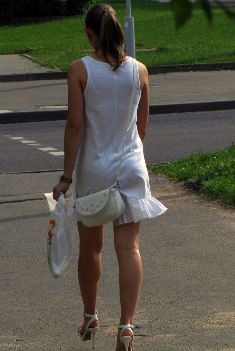 Просвечивающие платья на улице