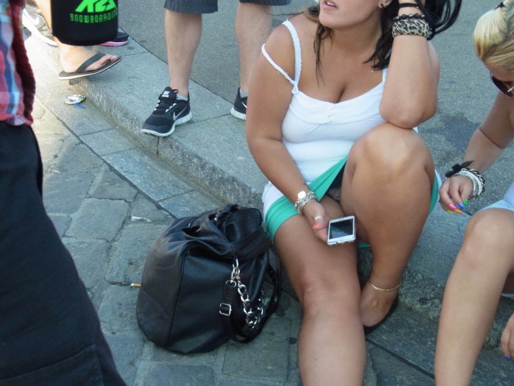 Девушки засветили трусики