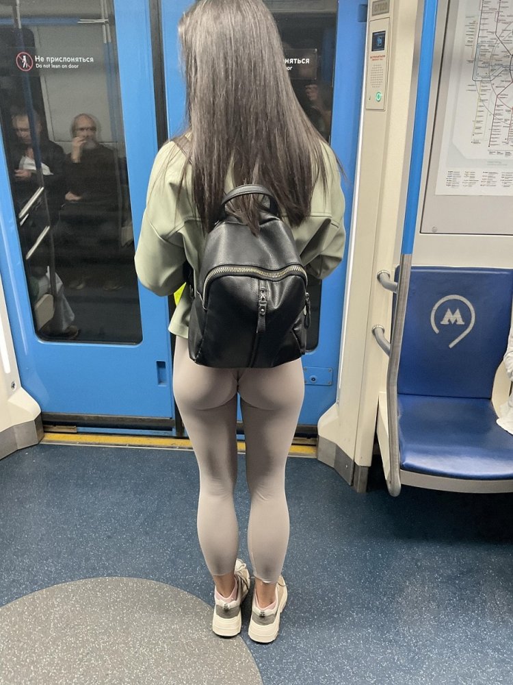 Девушки в метро