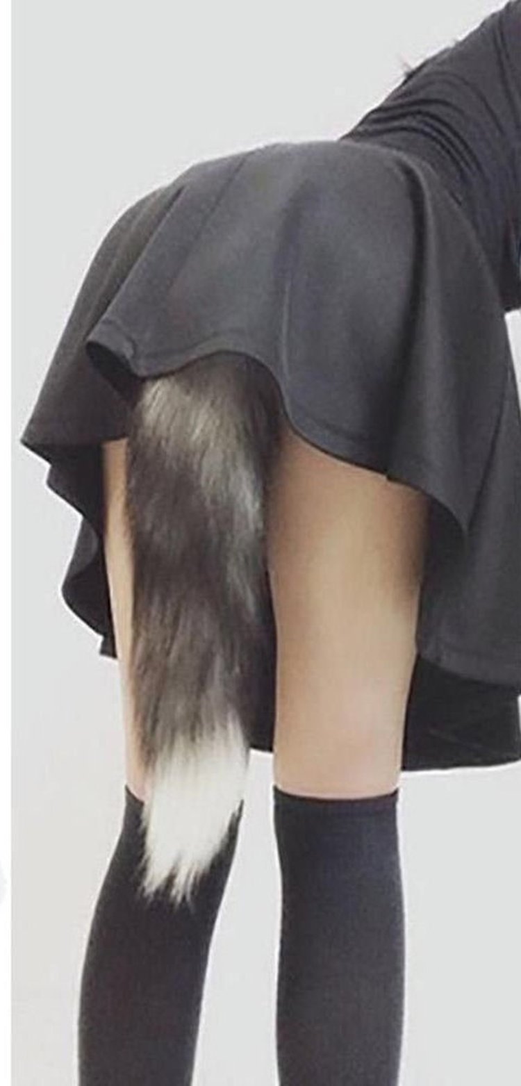 Девушка с анальной пробкой хвостик