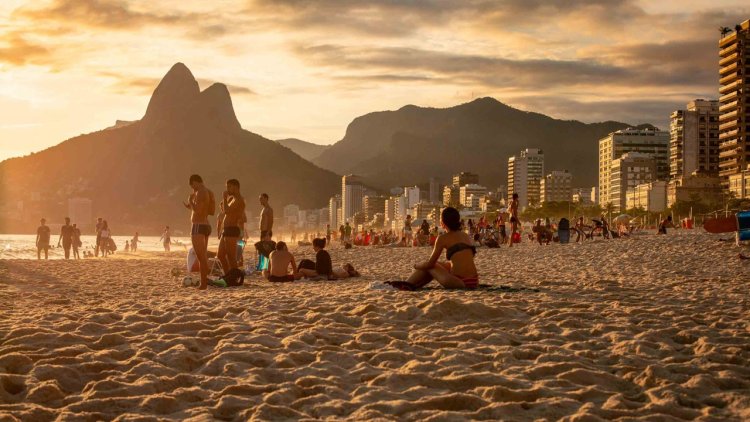 Пляж Ипанема в Рио-де-Жанейро люди