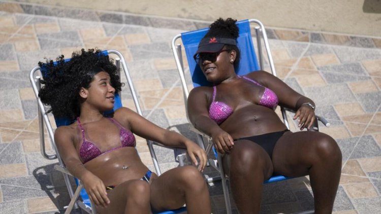 Толстая негритянка на пляже